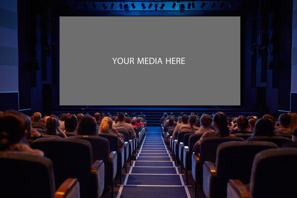 Пустой киноэкран с аудиторией
.
