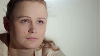 genç kadın ilginç bir film TV izliyor