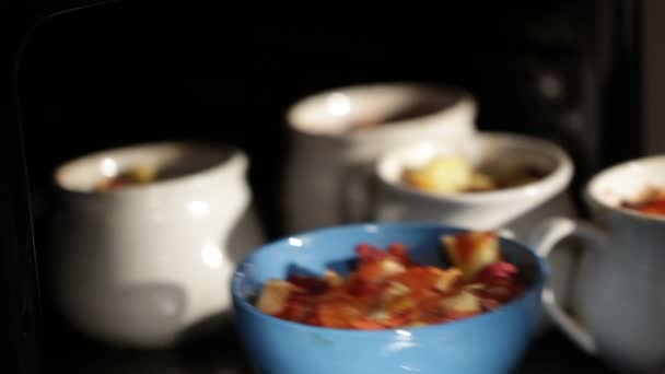 Cerrar el horno con carne de cordero y patatas, cocidas en olla . — Vídeos de Stock