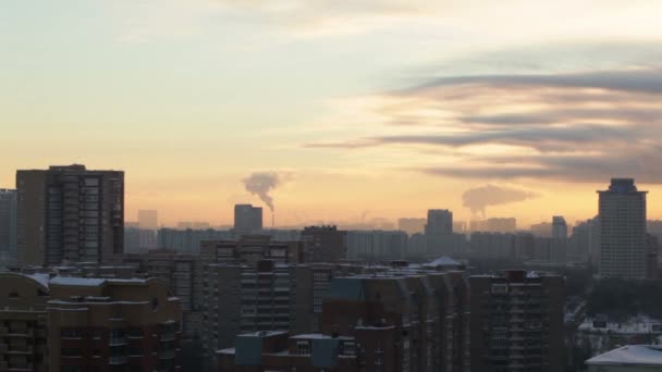 Zonsopgang boven de stad. time-lapse — Stockvideo