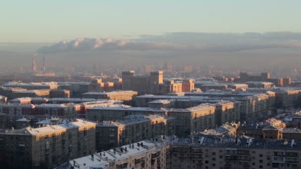 Amanecer sobre la ciudad. En tiempo real. Paisaje urbano — Vídeo de stock