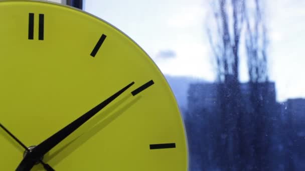 Zegar żółty i miasta. Wczesne wygaśnięcie morning.time — Wideo stockowe