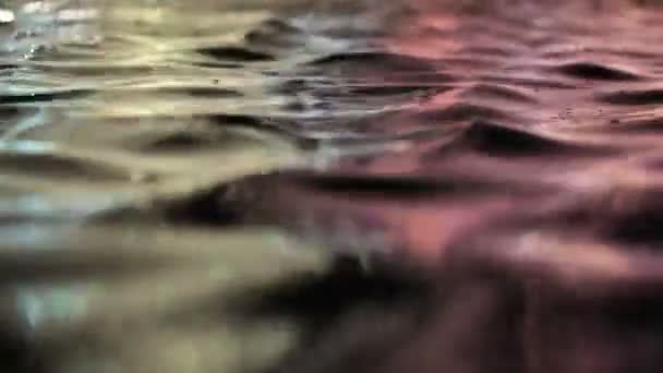 Surface de l'eau colorée avec changement de couleur. Beau fond calme — Video