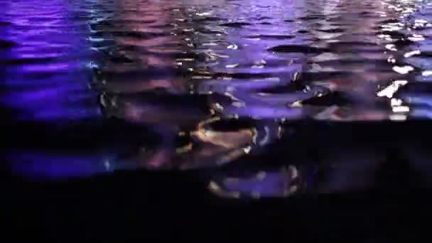 Bunte Wasseroberfläche mit wechselnder Farbe. schöner ruhiger Hintergrund — Stockvideo