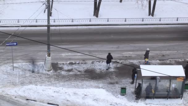 Zeitraffer des Autoverkehrs in der Winterstadt — Stockvideo