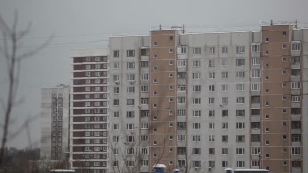 Edificio y ramas de árboles - vista desde la ventana — Vídeos de Stock