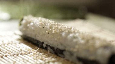 Sushi Roll 'a Susam koymak.