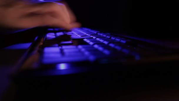 Mãos de homem digitando no teclado azul. Desfasamento temporal — Vídeo de Stock