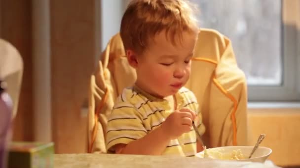 Il ragazzino mangia il porridge. Scadenza temporale — Video Stock