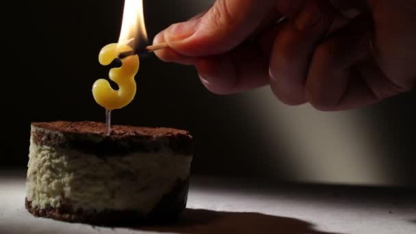 Tre stearinljus i tiramisu tårta. Födelsedag vintage bakgrund — Stockvideo