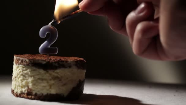 Två stearinljus i tiramisu tårta. Födelsedag vintage bakgrund — Stockvideo