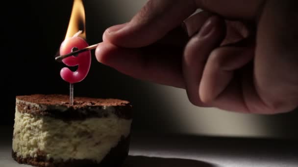 Vela nueve en tarta de tiramisú. Fondo vintage de cumpleaños — Vídeos de Stock