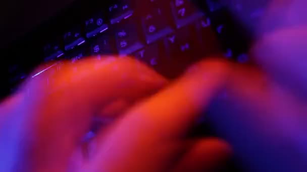 Mãos de homem digitando no teclado azul — Vídeo de Stock