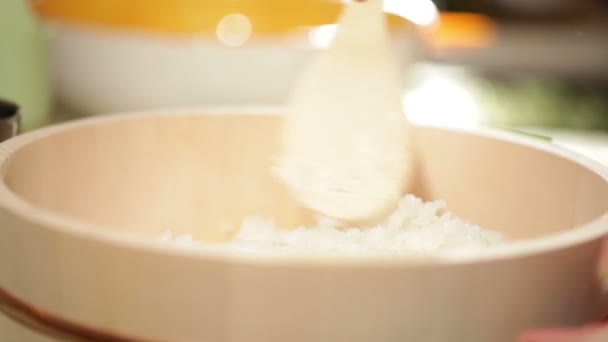 Готовлю суши. Смешивание риса в деревянной тарелке — стоковое видео
