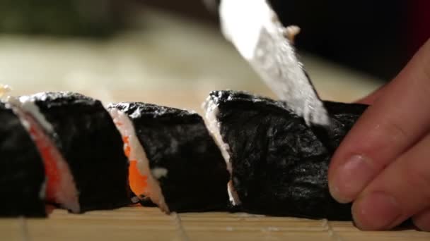 Vágás sushi tekercs — Stock videók