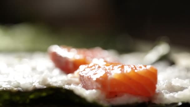 Faire des rouleaux de sushi avec du saumon et du fromage philXoa — Video