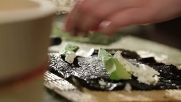 Приготування суші рол з авокадо і філадельфійським сиром — стокове відео
