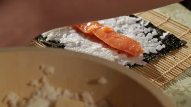 Готовить суши с лососем и филадельфийским сыром — стоковое видео