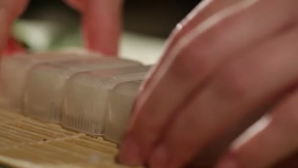 Sacando arroz de la forma plástica. Cocinar sushi. Macro tiro . — Vídeo de stock