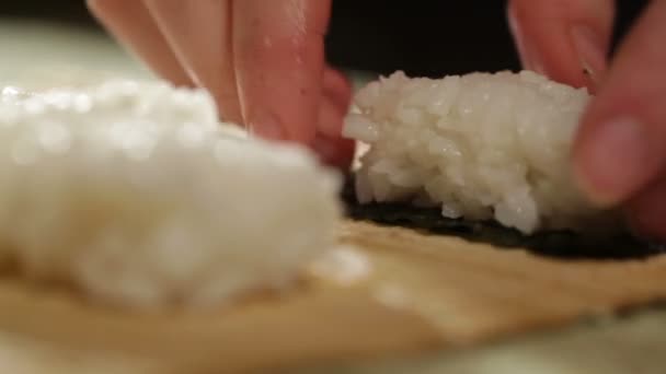 Koken sushi roll. macro schot — Stockvideo