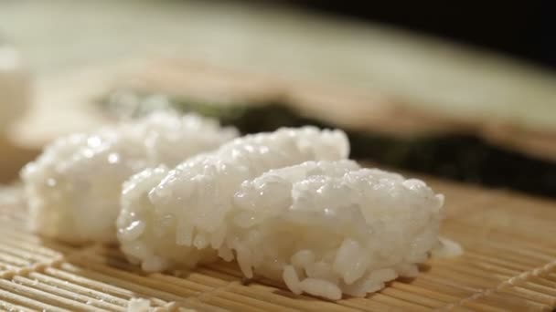 Wasabi felhelyezése a nori, miközben főzés sushi tekercs — Stock videók