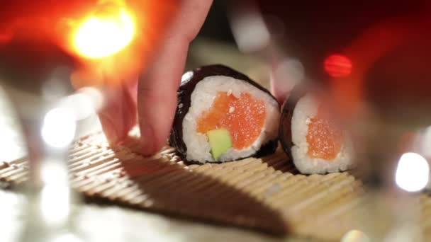 Sushi broodjes en pruim wijn. prachtige, ondiepe dof — Stockvideo