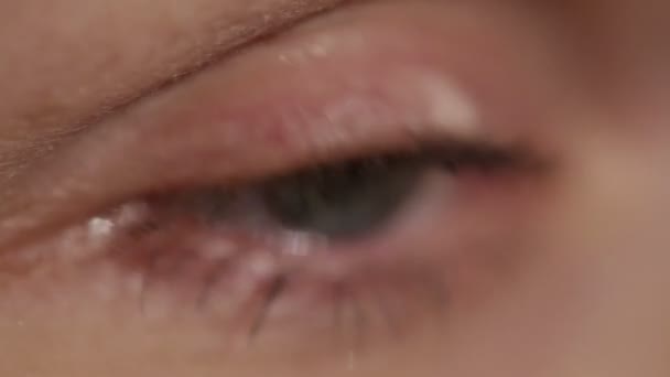 Close up of a woman 's eye — стоковое видео