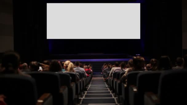 Os espectadores na casa de cinema. Tela em branco — Vídeo de Stock