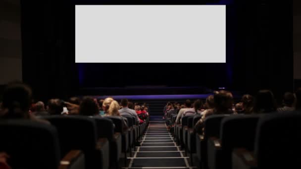 Les spectateurs dans le cinéma. Écran vierge — Video