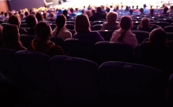 Diváci sledovat show. — Stock fotografie