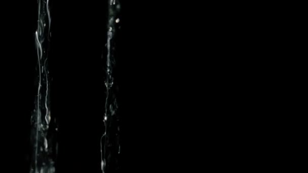 Dwa strumienie wody na czarnym tle. Zdjęcia makro. — Wideo stockowe