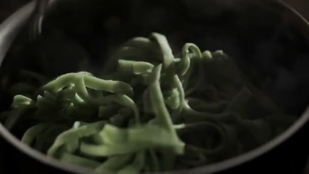 Cocinar pasta. Hermosa macro luz trasera con vapor . — Vídeo de stock