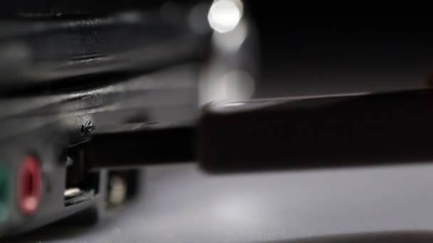 Вставлення білого USB флеш-накопичувача в блокнот. Макро постріл . — стокове відео