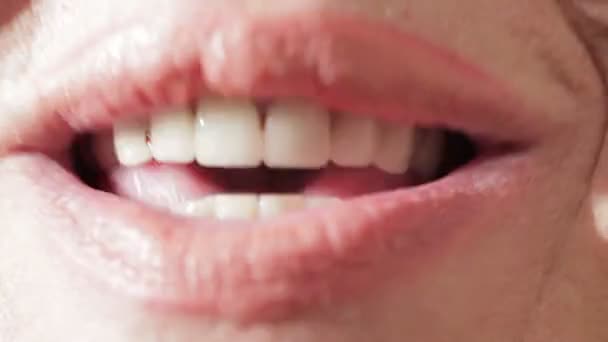 Close-up van een vrouwelijke lippen zeggen — Stockvideo