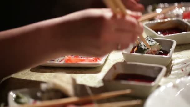 Comer sushi em casa. Detalhe de perto — Vídeo de Stock