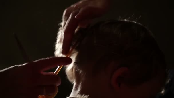 小さな男の子の髪を切る。バックライト — ストック動画