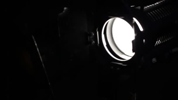 Deux projecteurs s'allument avec variateur puis s'éteignent . — Video
