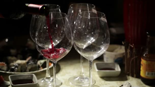 Красное вино наливают в бокалы. Закрыть — стоковое видео