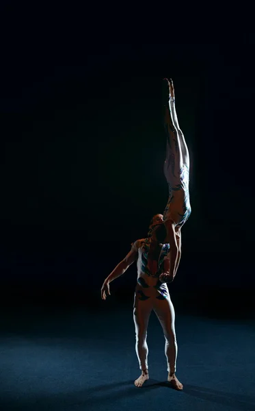 Artistas del circo realizan diferentes trucos . —  Fotos de Stock