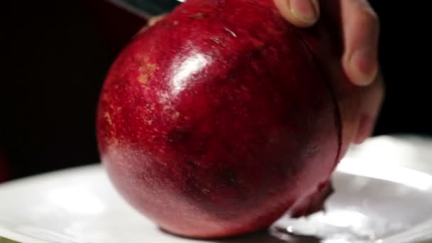 Skära granatäpple — Stockvideo