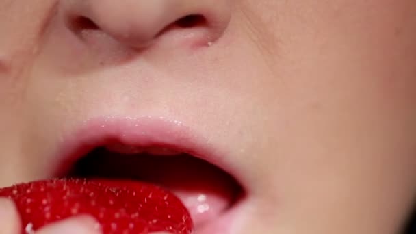 Schöne rosa Lippen mit Erdbeere — Stockvideo