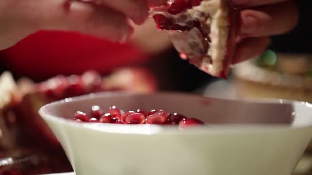 Woman's hands removes seeds from the pomegranate — Stock Video