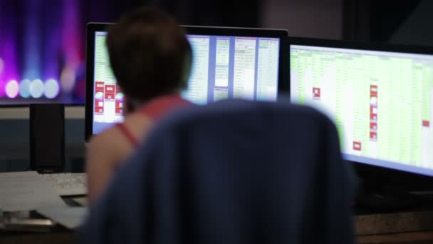 Girl works at the computer during the theatrical performance. — Stock Video