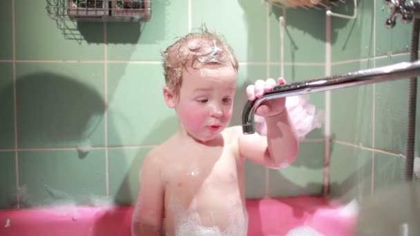 Niño toma un baño — Vídeo de stock