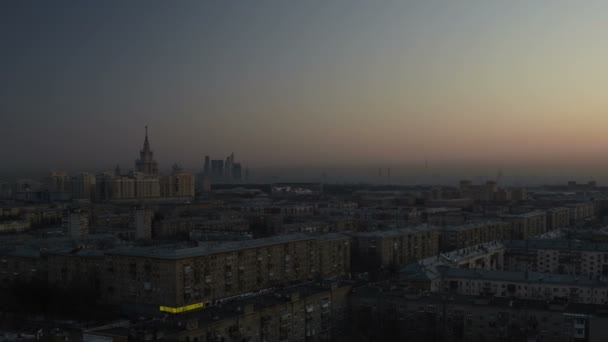 Amanecer en la ciudad desde el punto de vista más alto. Tiempo de caducidad con panorámica . — Vídeos de Stock