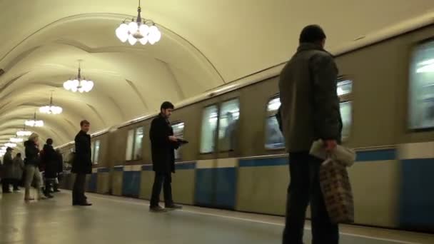Moskwa - 6 kwietnia: pociąg przyjeżdżający na stacji metra taganskaya. niski kąt szeroki strzał na 6 kwietnia 2013 r. w Moskwie, Rosja. — Wideo stockowe