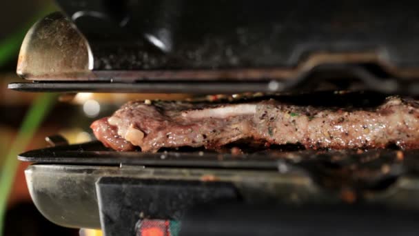 Pedaços de carne são fritos no churrasco. Bela iluminação profissional . — Vídeo de Stock