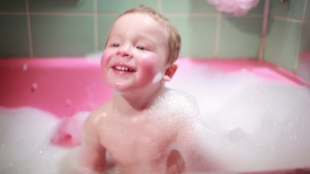 Niño toma un baño — Vídeo de stock