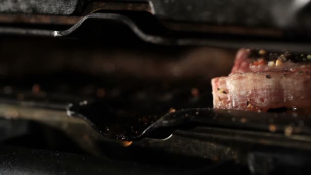 Kawałki mięsa smaży się na grilla. makro krople tłuszczu. — Wideo stockowe