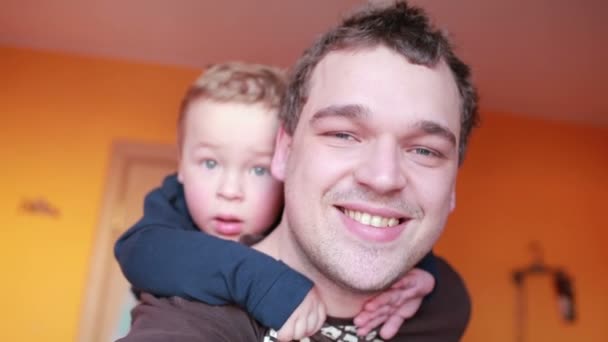 Twee jaar oude zoon en vader — Stockvideo